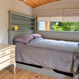 Sheperd's Hut Sleeps 2 with Hot Tub and Garden