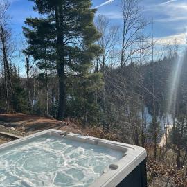 Panoramic Lakefront Chalet with Hot Tub & Firepit, хотел в Chertsey