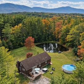 Luxe Catskills Mountain Retreat with Private Pool, Pond, Hot Tub, Fire Pit, Dog Friendly: Cairo şehrinde bir otel