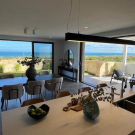Beach House Scarborough - sweeping ocean view luxury