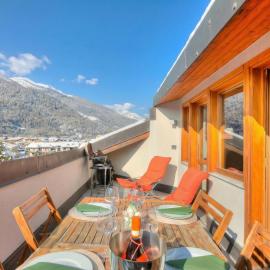 Sunny Penthouse with Mountain View - Happy Rentals