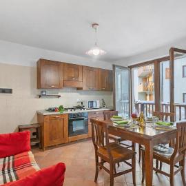 The Sunflower - Apt with Balcony and Private Parking - Happy Rentals