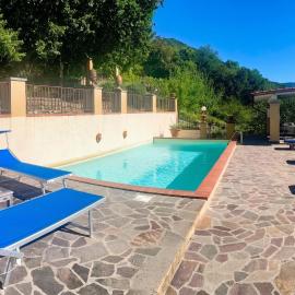 Cozy Retreat with Pool and Stunning Views in Gattaia, hotel u gradu Gattaia