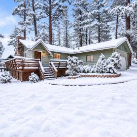 Snowridge - Walk to Oktoberfest & Snow Play, Fireplace, Deck, Barbecue, hotel i Big Bear City
