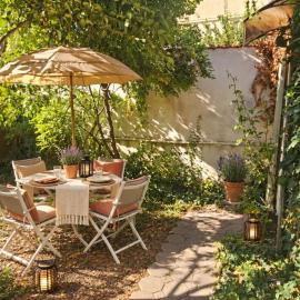 studio cosy avec coin jardin, хотел в Карпентра