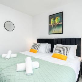 4 Bedroom House with 8 Beds, Driveway and Garden, Sheffield