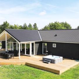 4 star holiday home in Væggerløse โรงแรมในMarielyst