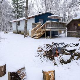 Modern Cabin Retreat with Patio & Outdoor Firepit, hotel en Almonte