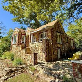 Historic Stone Cottage with River view and Fire Pit, hotel din Hardy