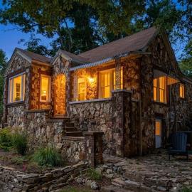Historic Stone Cottage with River view and Fire Pit, hotel v destinaci Hardy