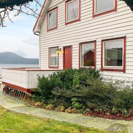 10 person holiday home in Brekke, hotel v destinácii Brekke