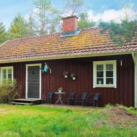 Two-Bedroom Holiday home in Åsarp 1, hotel ad Åsarp