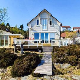 9 person holiday home in GURSKØY-By Traum – hotel w mieście Kjellsund