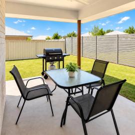 Bright Family Retreat - Quiet Caboolture Stay - Holiday Home، فندق في كابولتشر