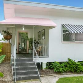 Tropicana Bungalow - Retro Getaway