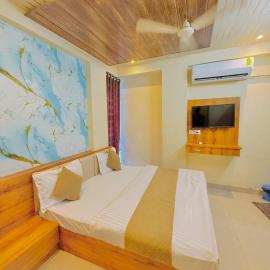 HOTEL MANGAL BHOG 966O9O1OO6 Just 20mtr from Shreenathji Temple 1min walking only