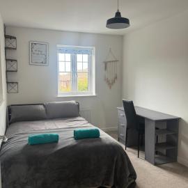 4BH Just off M6 | Ideal for contractors & families: Harraby şehrinde bir otel
