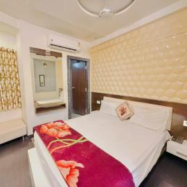 HOTEL SHREENATH AASHRAY 966O9O1OO6 JUST 30Mtr 2Min walking only to Shreenathji Temple