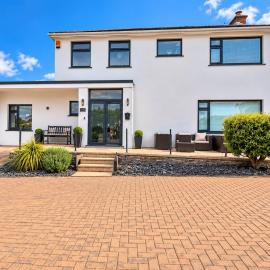 Stylish 3-Bed Home near Tenby & Saundersfoot, Hotel in Kilgetty