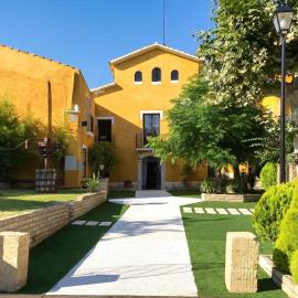 Spacious villa in Can Trabal with private pool and jacuzzi 980 m², hotel en Can Trabal