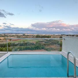 Rooftop Pool Penthouse with beautiful views near Blue Grotto, hotel en Żurrieq