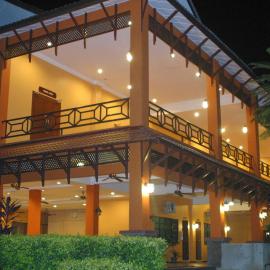 Tanjung Demong Beach Resort, hotel in Kampung Kuala Besut