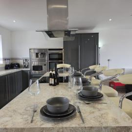 Modern Property with Stunning Mountain views - Pass the Keys