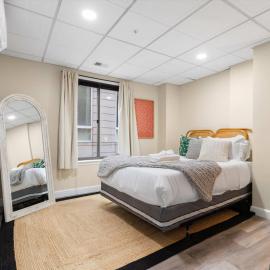 Walk to the White House & Nat'l Mall from this 2BR