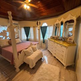Keishas luxury stays 1 Bedroom King, готель у місті Santa Cruz