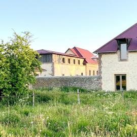 Grand Jardin - Les grandes et petites suites de la Ferme, hotel a Lamblore