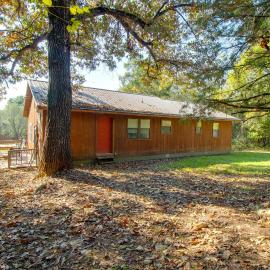 Walk to White River: Home w/ Deck in Flippin!, hotel em Flippin
