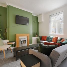 Comfortable 2 Bed House that Sleeps 6 with FREE Parking - Great work Contractors, Workers & Groups - Hosted by StayHostSave