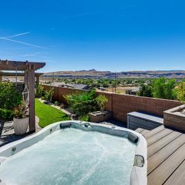 Mountain Views & Spa-Inspired! Hurricane Home