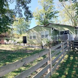 The Float House at Buckeye Lake - Hot Tub - Patio - Privacy, hotel di Thornville