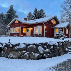 Architectural Villa with 3 Fireplaces Countryside, hotel a Knivsta