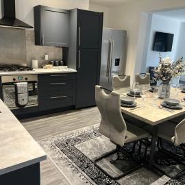 Modern 3 Bedroom Family House with Parking , Wifi