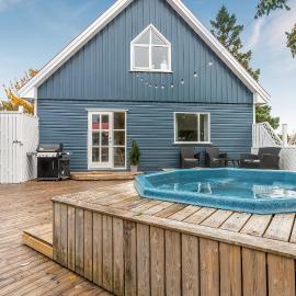 3-Bedroom Scandinavian Home near Sky Lagoon with Hot Tub and Garden