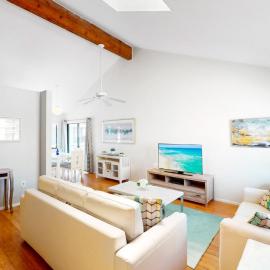 Beach Rd 300ft to Beach Access and 500ft to Siesta Key Village 2bdr: Siesta Key şehrinde bir otel