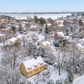 Historic Villa in Saltsjobaden 20 min from Stockholm City – hotel w mieście Fisksätra
