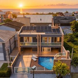 Casa alto padrão com piscina aquecida a 200 metros da praia em balneário atami
