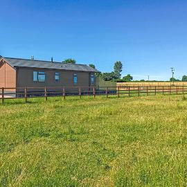 Larkrise Farm Lodges, hotel in Babcary