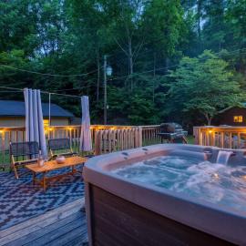 The Rustic Cottage · Creekside, Hot Tub, Arcade