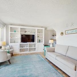Spectacular beachfront condo with great amenities shared pool & beach access, hotel di Panama City Beach