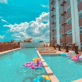 Royce Beach Pad - Tropical Studio with Pool & Wifi near Resorts