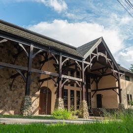 山あいの静かなログハウス Quiet Mountain Log House with Indoor Hot Spring Bath, hotel a Gujo