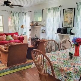 Classic coastal cottage with screened deck hammock & washer&dryer, hotel v destinaci Carrabelle