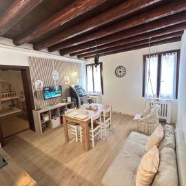 Wood 32 family -jvapartmentRovigo, hotelli kohteessa Rovigo