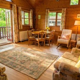 Acorn Lodge A cosy log cabin in a beautiful woodland setting, מלון בסנט קלירס
