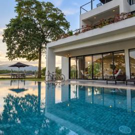 Lakefront Private Pool Villa Full Privacy Nature Escape, hotel a Melsiripura