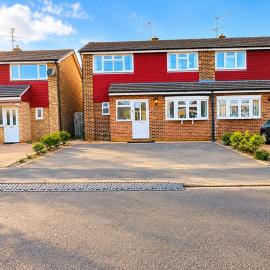 Farnborough Stay - 4 Bedrooms